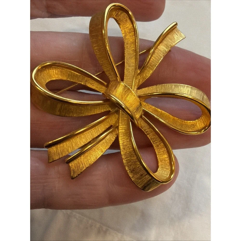 Vintage Monet Gold Tone Ribbon Bow Signed Brooch‎ Pin
